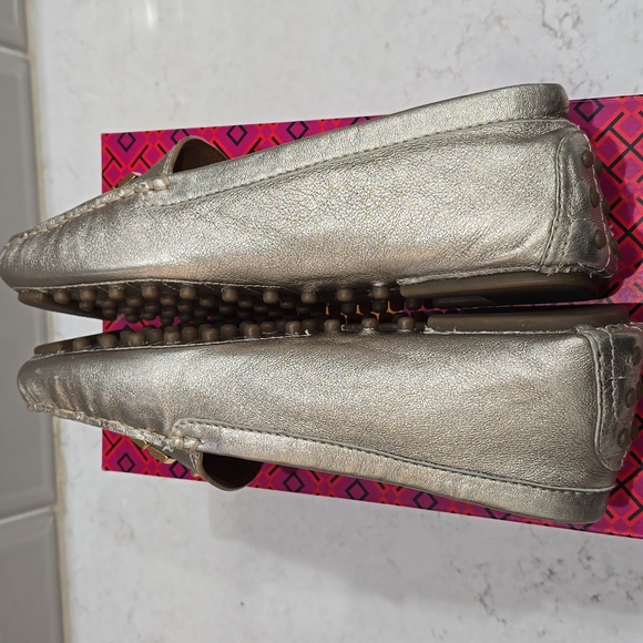 Tory Burch EVERLY DRIVER Metallic Gold Loafers - Picture 5 of 8